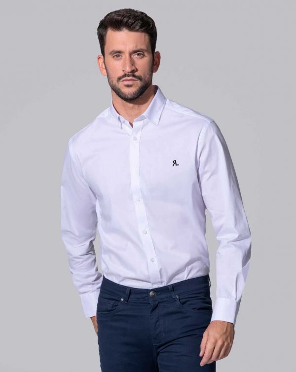 Camisa blanca bordada (repele líquidos)